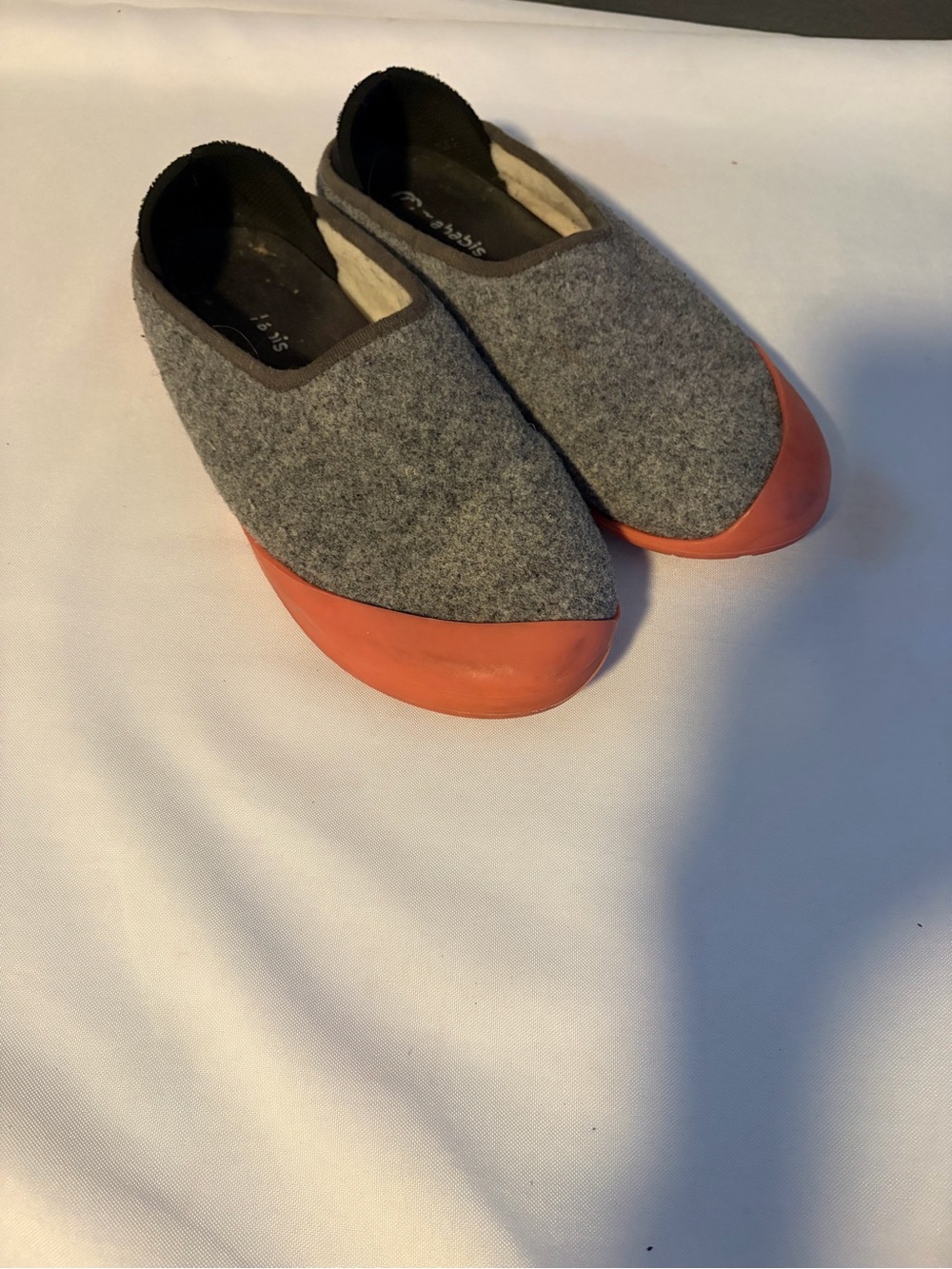 mahabis Gray Felt Slip-On Slippers with Coral Toe